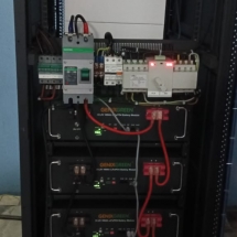 Instalasi runing komponen inverter dan battery PLTS