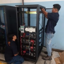 Proses instalasi inverter dan battery PLTS